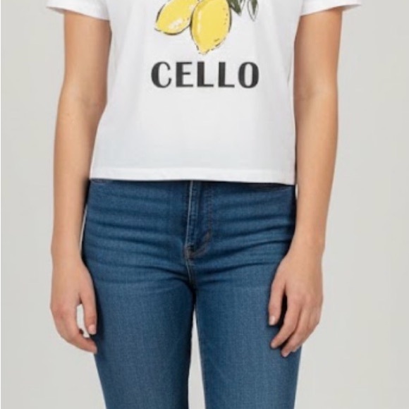 Free Assembly Tops - White Graphic T-Shirt with Lemon Cello Design